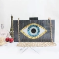 Detalle de bolso de mano acrílico Evil Eye con textura de mármol y cadena dorada - Negro