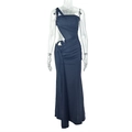 Dettaglio dell'abito monospalla blu navy con vita arricciata e design con taglio asimmetrico - S / Nero