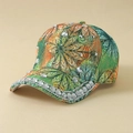 Gros plan d'une casquette de baseball en dentelle florale avec des strass brillants. - Taille unique / Vert