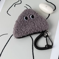 Makroaufnahme der grauen Plüsch-Münztasche mit Augenstickerei und Federhaken-Anhänger - 13*12cm / Grau