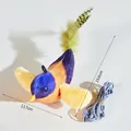 Gioco interattivo per gatti a forma di uccellino con piume colorate e corda elastica - Uccello di Sabbia