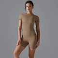 Conjunto de yoga para mujer con camiseta de manga corta y mallas cortas de talle alto - S / Cacao