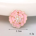 Broche de camelia de esmalte rosa con perlas sintéticas blancas y aleación dorada - Flor Rosa