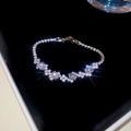 Elegante bracciale in argento con cluster di zirconi irregolari su velluto nero di lusso - Argento