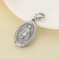 Vista macro del ciondolo Maria in argento con testo religioso e chiusura a moschettone - Ciondolo Ovale Vergine Maria (KLJ6891-Z) / 21x11mm / Color Acciaio