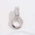 Makroansicht der S925 Sterling Silber Doppelring-Anhängerschließe mit Zirkonia-Einlage - Weißgold T-förmiger Quadratischer Zirkon-Doppelringverschluss