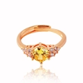 Dettaglio di un anello regolabile in oro rosa con zircone giallo e micro pavé - Taglia unica / Stile Zircone Giallo (Stile 5)