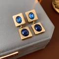 Makroaufnahme von Vintage-Goldohrringen mit tiefblauen Edelsteinen auf Samt - Legierung/Harz/Strass/925 Silber / Vintage Blaue Quadratische Ohrringe (925 Silbernadel)