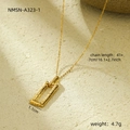 Dettaglio macro della collana in acciaio inossidabile dorato 18K con ciondolo martellato - Stile Rettangolare Martellato (NMSN-A323-1) / Oro