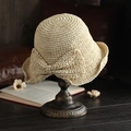Cappello di paglia beige fatto a mano con fiocco elegante su supporto vintage - M (56-58cm) / Beige
