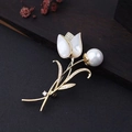 Exquisite Tulpenbrosche mit Perlmuttblüte und Perlenknospe auf dunklem Holzsockel - Künstliche Perle Tulpe (1677)