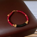 Detailopname van de S925 zilveren hartbedel aan de vintage cinnaber en jade kralenarmband - S925 Zilver/Cinnaber/Zwarte Jade / Zwarte Gebogen Buis Stijl
