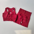 Flachgelegtes nahtloses tiefrotes Sport-BH-Set mit überkreuztem Rücken und Yoga-Shorts - Angola Rot