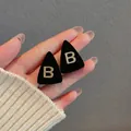 Orecchini a triangolo in velluto nero con lettera B dorata accessorio per donna - Ago Argentato N. 93 - Nero