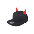 Cappello snapback hip-hop nero con corna da diavolo rosse e visiera piatta di tendenza - Regolabile / Corpo Nero Corna Rosse
