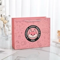 Rosa Geschenktüte mit niedlicher Fuchsgrafik und weißen Tragegriffen aus Papier - Rosa Katze