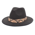 Détail d'un chapeau en laine noir avec bande en peau de serpent et rivet doré chic - M (56-58cm) / Gris clair