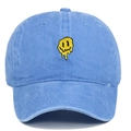 Détail de la broderie smiley jaune sur une casquette en coton délavé bleu clair - Rose bonbon