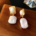 Pendientes de perlas barrocas con metal dorado retorcido y perlas grandes - Pendientes de Perlas Barrocas (HE11210-27) / 27# Pin de Plata-Perla Dorada