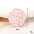 Vue détaillée d'une fleur de camélia en émail rose avec perles et dimensions de 4,5cm - Décor De Fleur De Perle Rose