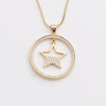 Dettaglio della collana dorata con ciondolo a stella e zirconi cubici incastonati - Stile Stella / Oro