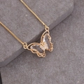 Collana placcata oro 18K con ciondolo a farfalla in cristallo su una pietra grigia - Bianco