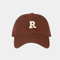 Dettaglio della lettera R ricamata in bianco su un berretto da baseball marrone - XL (61-65cm) / caffè