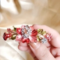 Dettaglio di fermaglio per capelli vintage con fiori rossi e cristalli su rami d'oro - Fermaglio a Molla Fiore / Rosa/Fiore Dipinto