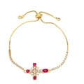 Bracciale dorato regolabile con croce di gemme rosse e perle su sfondo bianco - Rosa Rossa