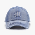 Berretto da baseball in denim blu lavato vintage con ricamo M gotico e dettagli strappati - Celeste