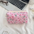 Nahaufnahme der gesteppten Kosmetiktasche mit rosa Tulpenmuster und Reißverschluss - Lusi Porträt