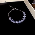 Detailopname van vlinderarmband met kristallen op een zwarte fluwelen achtergrond - 20# Armband - Zilver-Echt Verguld