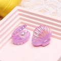 Makro-Detail von irisierenden lila Harzmuschel-Anhängern mit Perlen für DIY-Schmuck - Hellviolett
