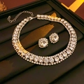 Dettaglio macro della parure di collana e orecchini in cristallo argento su espositore - Set Collana e Orecchini Argento / Collana-Argento (Set da 2 pezzi)
