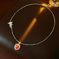 Nahaufnahme der Halskette mit Herz-Anhänger in Rot, Silber-Hand-Charm und Kristallen - Silber-Rot