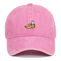 Gros plan sur la casquette en coton lavé rose avec broderie banane détaillée - Rose