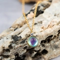 Collier minimaliste plaqué or avec pendentif rond iridescent et zircon étincelant - Bleu