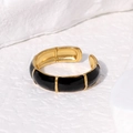 Minimalistischer vergoldeter Bambusring mit schwarzer Emaille und offenem Design - Schwarz