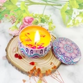 Candela profumata in latta mandala viola con oli essenziali e petali di fiori secchi - Gardenia Celeste