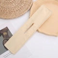 Accessoire chignon en tissu beige avec fente sur fond décoratif crème - Blanc Cassé