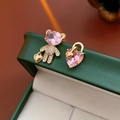 Foto macro de pendientes vintage dorados con oso rosa y candado de corazón en un joyero - 1# Oso Candado de Corazón Circonita Asimétrica (Pin de Plata 925)