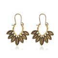 Boucles d'oreilles ethniques vintage dorées avec fleurs évidées et finition bohème - Or Antique en Forme d'Éventail (11702)