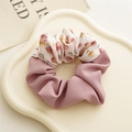 Dettaglio dell'elastico scrunchie in tessuto a fiori e motivo a spina di pesce - Patchwork Floreale Rosa