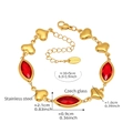 Dettaglio del bracciale a cuore dorato con pietre in vetro rosso e chiusura a moschettone - Oro Rosso