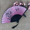 Abanico plegable de tela rosa con diseño de flores y mariposas y borla negra - No.04 Rosa Negro Floral Hueco