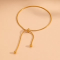 Detalle de una pulsera de cadena de serpiente dorada ajustable con cierre deslizante - Tobillera de Cordón Cruzado (C618) / Dorado