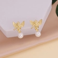 Barocke goldene Engel-Ohrringe mit weißen runden Perlen auf edlem Samthintergrund - Goldene Kleine Engel Perlenohrstecker (3#)