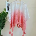 Boho-Strickschal mit Farbverlauf Weiß bis Rosa, Lochmuster-Design und Fransen-Details - Pfirsichrosa