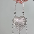 Sac de soirée argenté en forme de cœur avec strass brillants et détails de franges - Sac de cœur argenté avec pompon