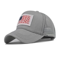 Detail van grijze mesh trucker pet met creatieve Amerikaanse vlag patch van vissen - Verstelbaar / Grijs Visvlag